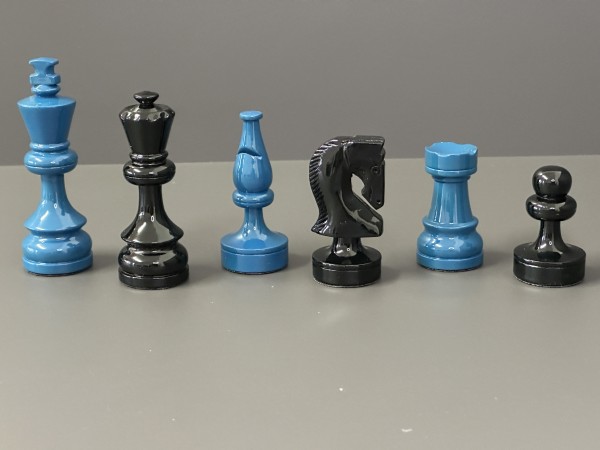 Schachfiguren in Blau/Schwarz Hochglanz Lack KH 85mm, gebleit
