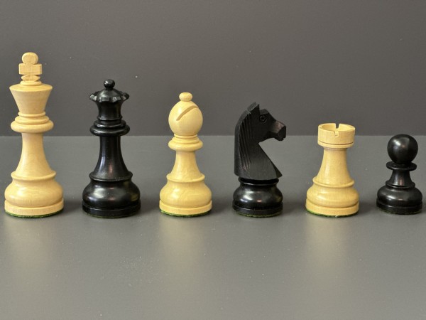 Schachfiguren in Schwarz/Buchsbaum, KH 85mm, gebleit