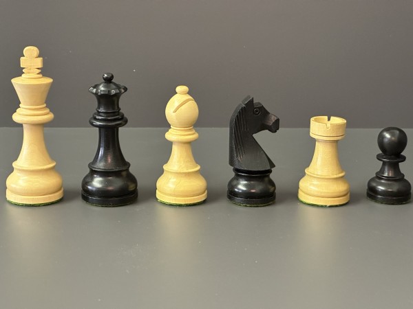 Schachfiguren in Schwarz/Buchsbaum, KH 95mm, gebleit
